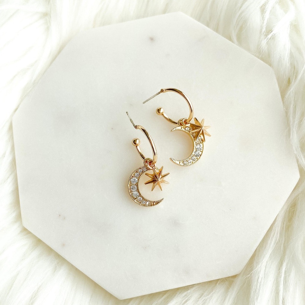 Moon and Star gold color earring - Picture 4 of 5